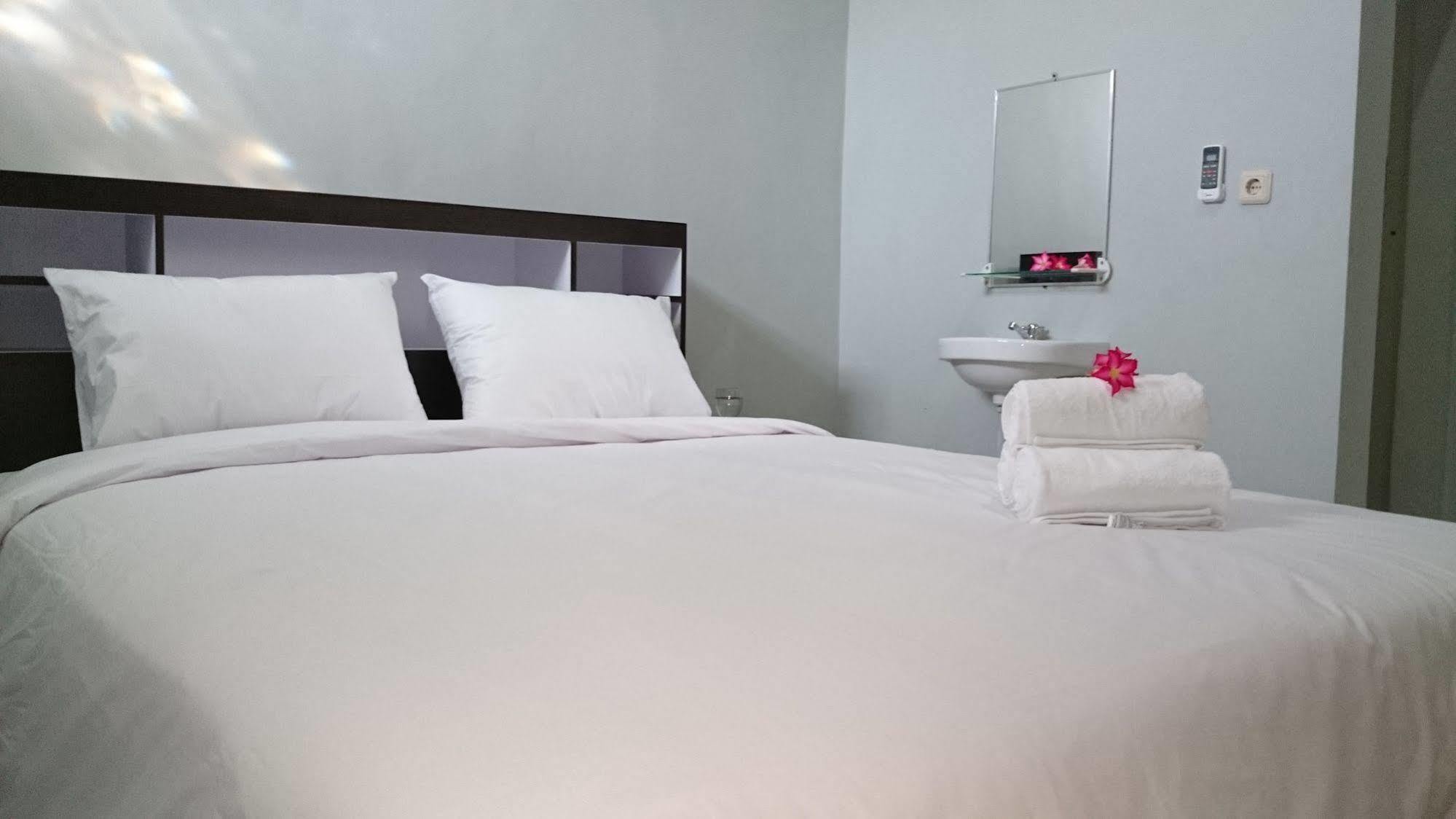 Reddoorz Plus @ Hotel Star 88 Tugu Dış mekan fotoğraf